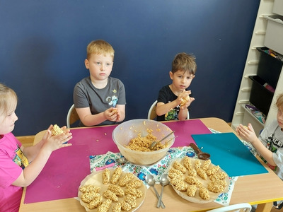 2025/06 Warsztaty kulinarne - Szyszki w karmelu